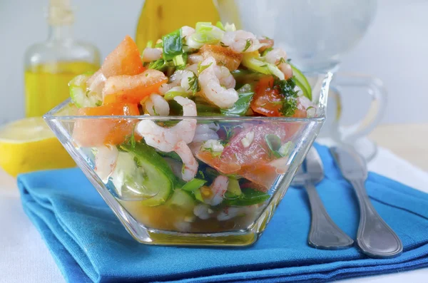 Salaatti katkarapujen kanssa — kuvapankkivalokuva