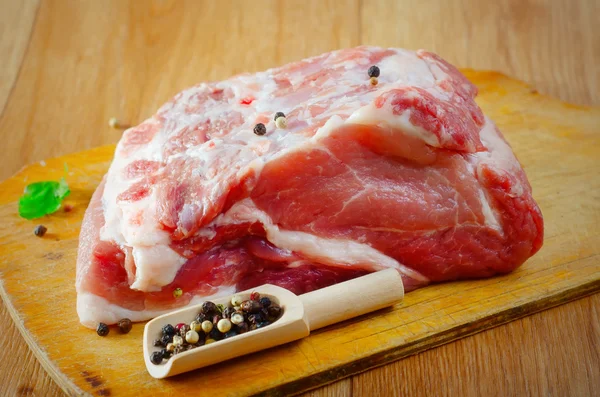 Syrové maso na dřevěné desce — Stock fotografie