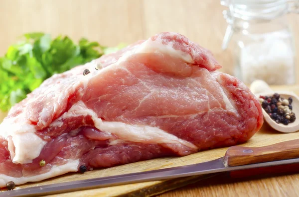 Сырое мясо на деревянной доске — стоковое фото