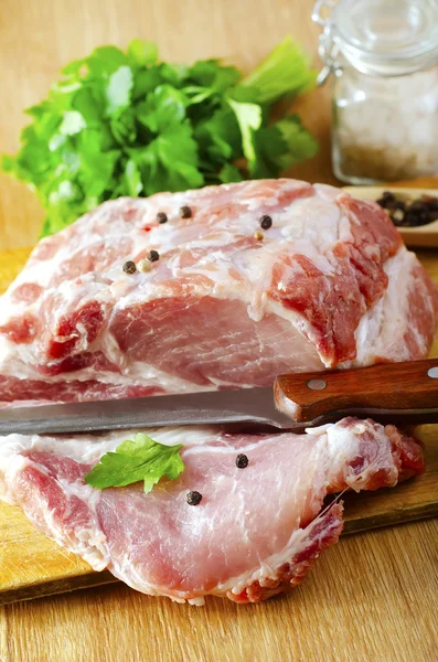 Råt kød på træplade - Stock-foto