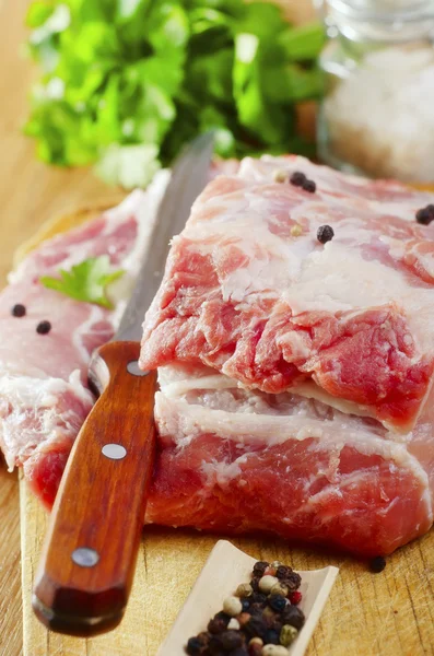 Carne cruda sobre tabla de madera — Foto de Stock