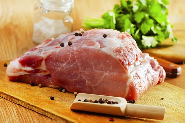 Surowe mięso na drewnianej desce — Zdjęcie stockowe