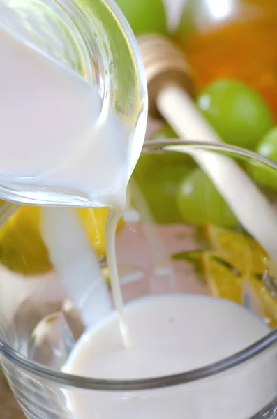 Leche y frutas —  Fotos de Stock