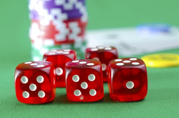 Красные кубики для покера — стоковое фото