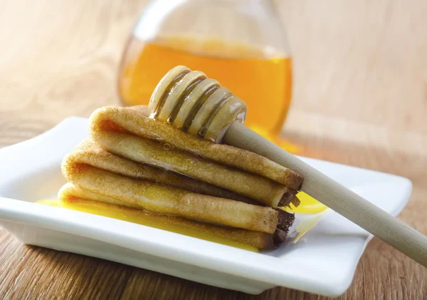 Pannkakor med honung — Stockfoto