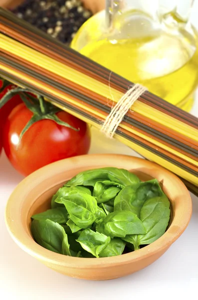 Ruwe pasta en basilicum — Stockfoto