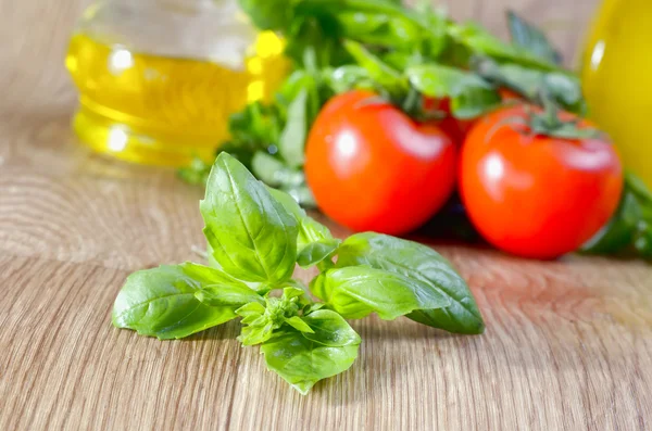 Tomate mit Basilikum — Stockfoto
