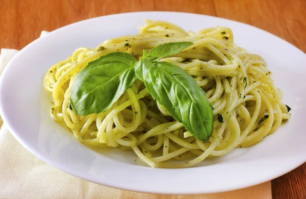 Italiaanse pasta met pesto