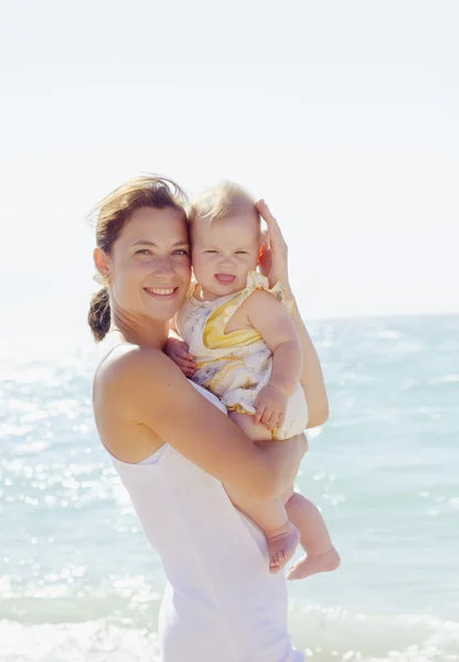 母亲与她的孩子在克里米亚的海滩上 — 图库照片