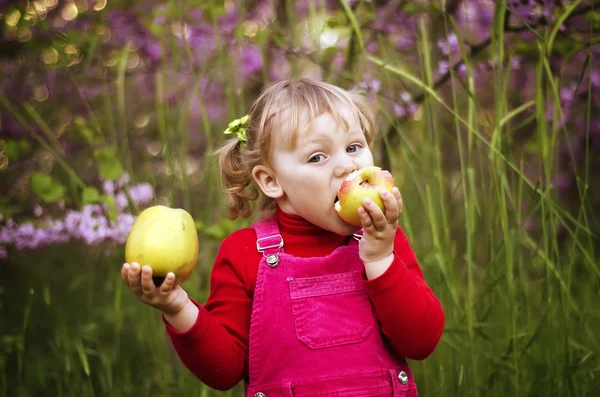 小さな女の子とアップル — ストック写真