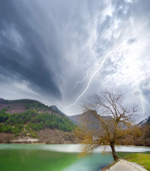 Bouře pod jezerem na Krymu — Stock fotografie