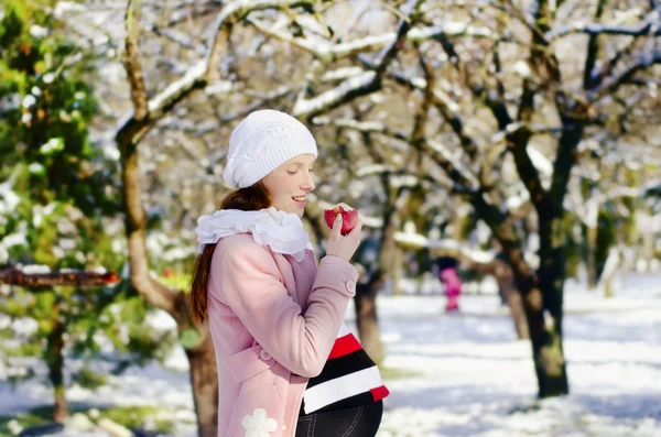 Pregnant woman with fresh red apple in winter — Stock Photo, Image