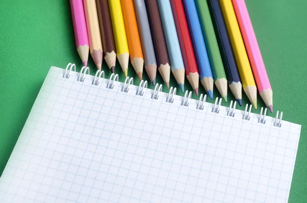 Bleistifte und Notiz — Stockfoto