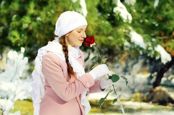 女人和玫瑰 — 图库照片