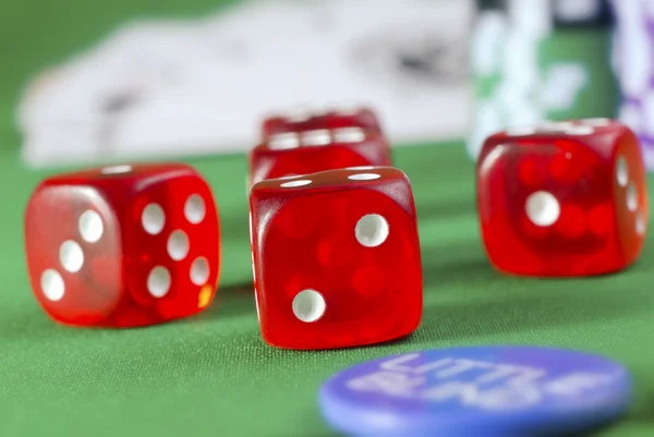 Röda kuber för poker — Stockfoto