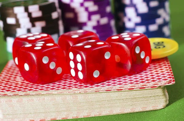 Röda kuber för poker — Stockfoto