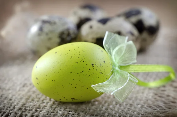 Zelené vajíčko a syrové vejce — Stock fotografie