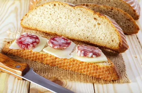 Salám na chleba — Stock fotografie