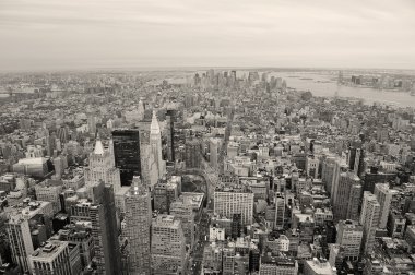 New York'un manhattan şehir siluetinin siyah ve beyaz