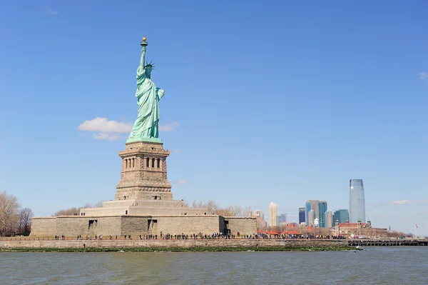 Άγαλμα της ελευθερίας και την πόλη της Νέας Υόρκης στο Μανχάταν — Φωτογραφία Αρχείου