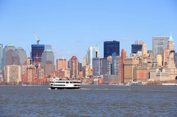 New York City Manhattan Wolkenkratzer und Boot — Stockfoto