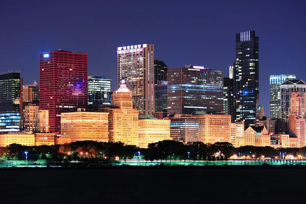 夕暮れ時にシカゴのスカイライン — ストック写真