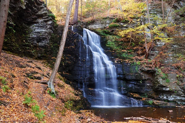 Herbst-Wasserfall im Berg. — Stockfoto