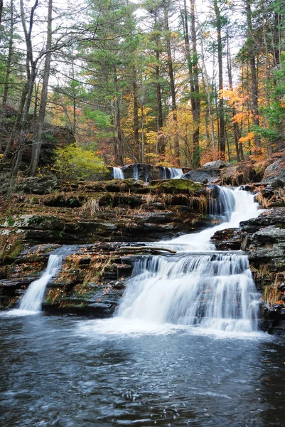 Höstens vattenfall i berg — Stockfoto