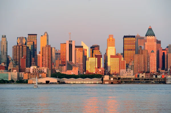 Nova Iorque Manhattan ao pôr-do-sol sobre o rio Hudson — Fotografia de Stock