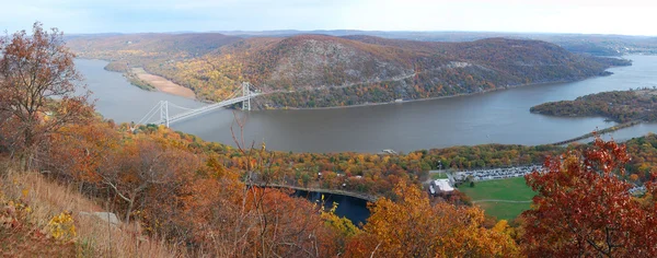 Köprü ile sonbahar dağ hava görünümünü panorama — Stok fotoğraf