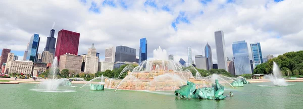 Chicago skyline with Buckingham fountain — Stock Photo, Image