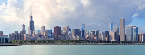 Чикаго skyline над озера Мічиган — стокове фото
