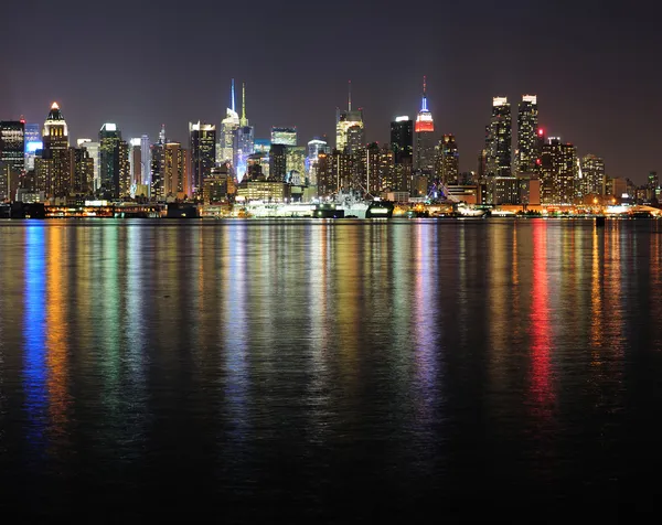 ニューヨークマンハッタンミッドタウン・スカイラインの夜景は — ストック写真