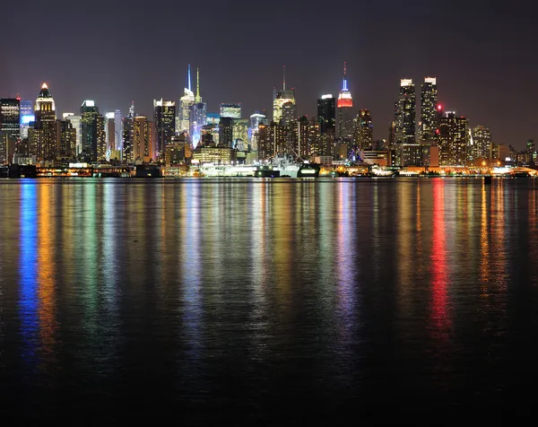 New York City Manhattan Midtown skyline 's nachts — Stockfoto