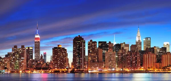 New Yorks manhattan midtown i skymningen — Stockfoto