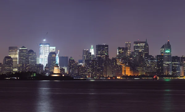 New York'un aşağı manhattan siluetinin geceleri — Stok fotoğraf