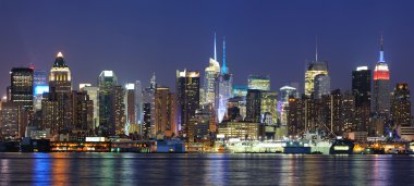 New York'un manhattan midtown alacakaranlıkta manzarası