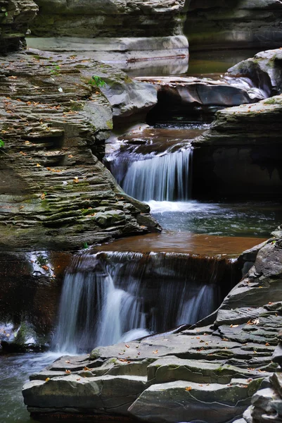 Creek i berg med klippor — Stockfoto