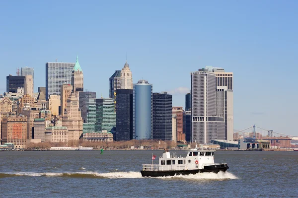 Nueva York Manhattan rascacielos y barco — Foto de Stock