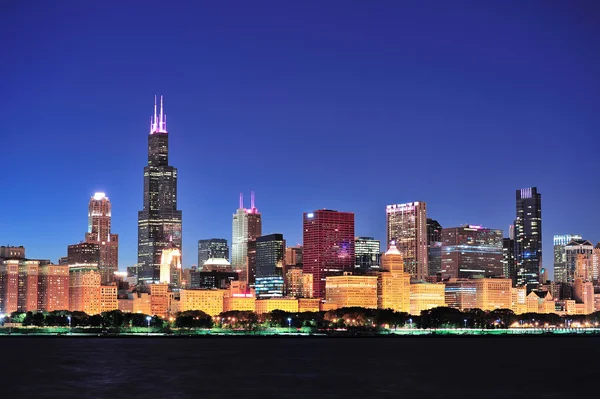 Чикаго skyline в сутінках — стокове фото