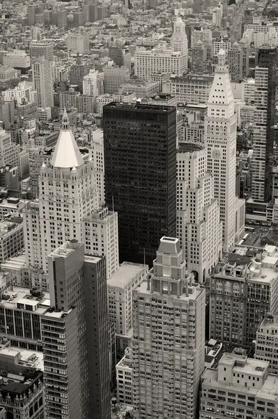 Манхеттен з Нью-Йорка хмарочосів в чорний і Вт/год — стокове фото