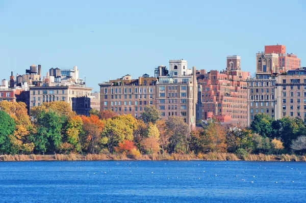 New york city central parku nad jeziorem — Zdjęcie stockowe
