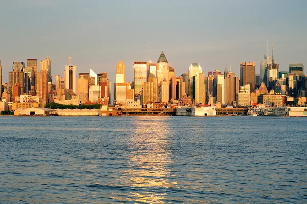 New York City Manhattan bei Sonnenuntergang über dem Hudson River — Stockfoto