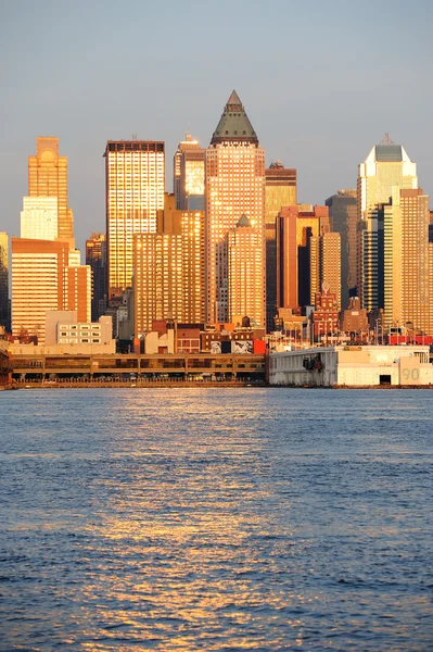 New Yorkban manhattan, hudson folyón naplementekor — Stock Fotó