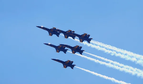 Формирование Дельты синих ангелов ВМС США на авиашоу Jones Beach — стоковое фото