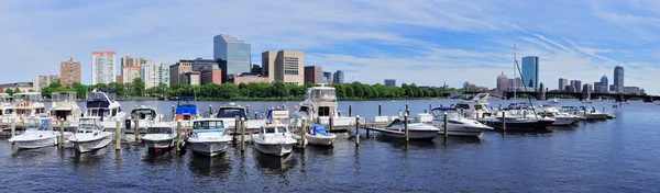 O horizonte de Boston sobre o rio — Fotografia de Stock