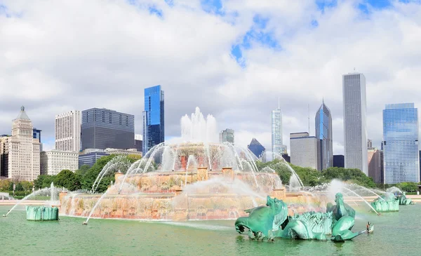 Panoramę Chicago z fontanna buckingham — Zdjęcie stockowe