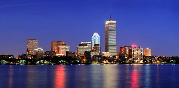 Boston City Skyline in der Abenddämmerung — Stockfoto