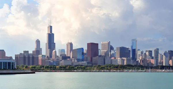 Skyline van Chicago over lake michigan — Stockfoto