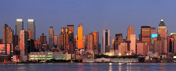 Під час заходу сонця панораму Нью-Йорка Манхеттен — стокове фото